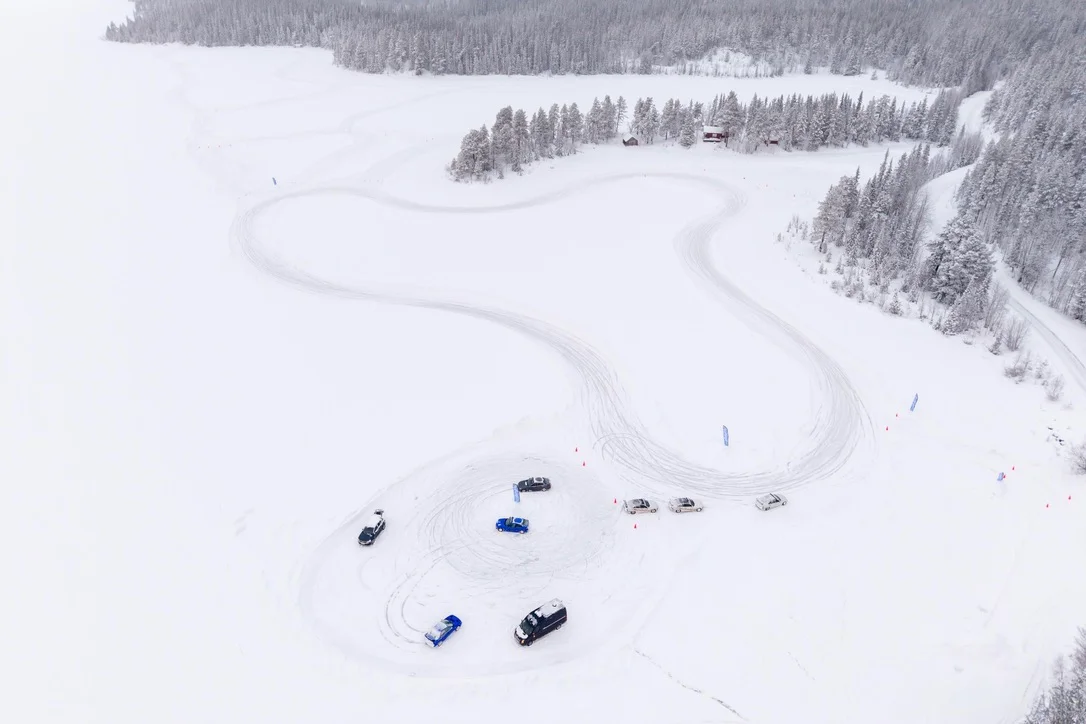 Fordon vid älven i kvällsljus