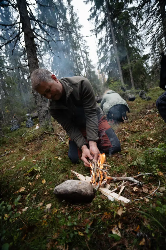 Bushcraft, lägereld i skogsglänta