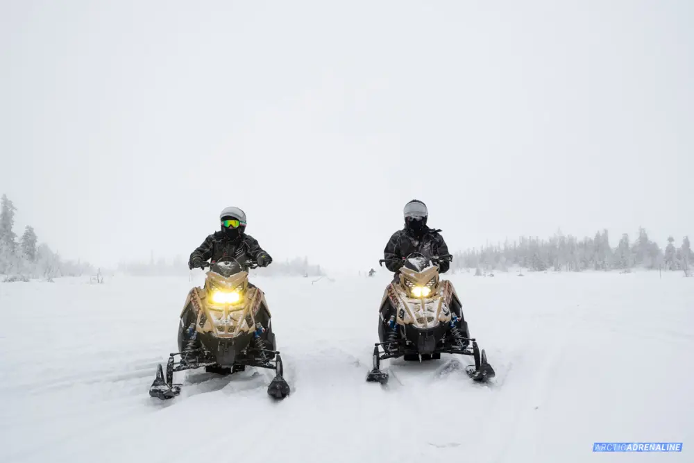 Snöskoter över vidderna