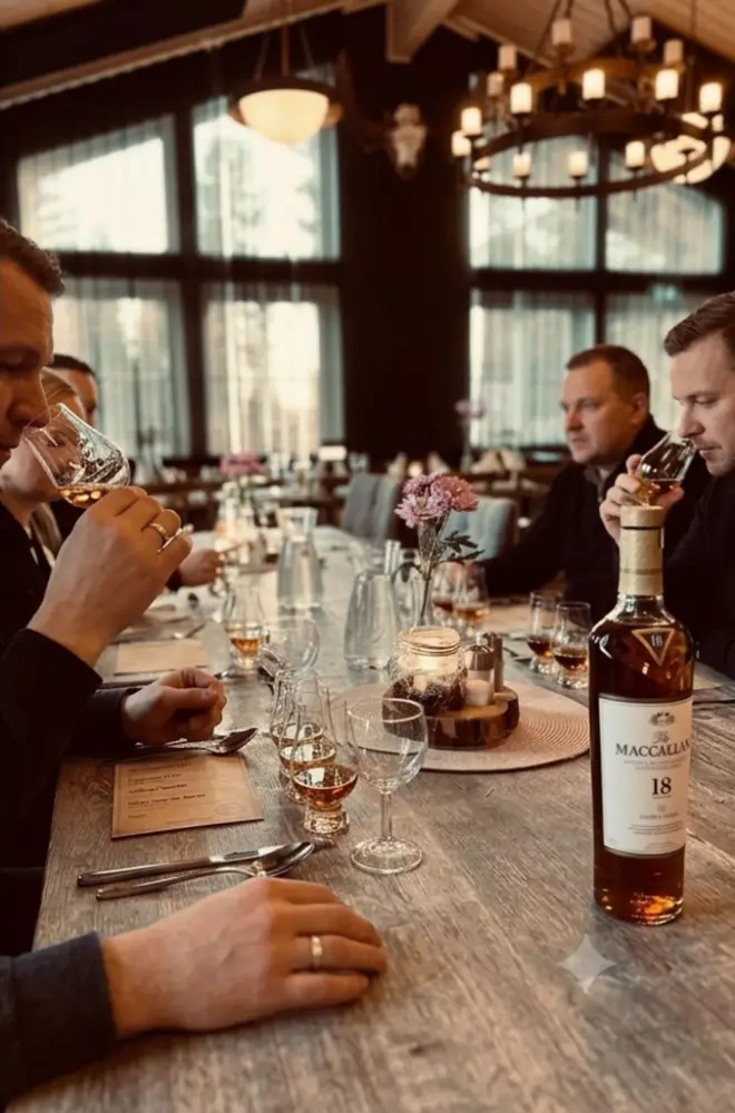 Whiskyglas mot brasan