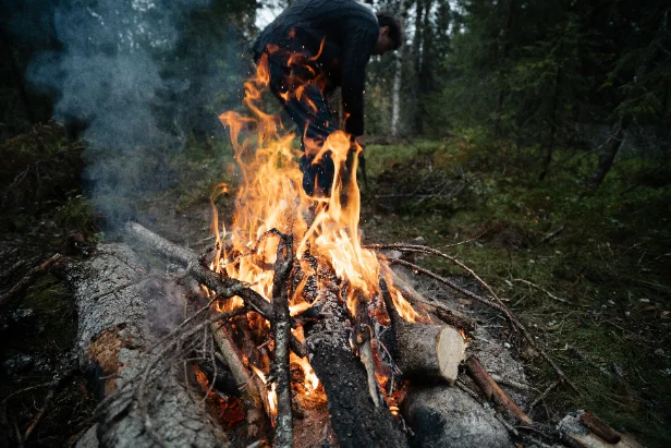 Lägereld i skogsglänta, varma toner