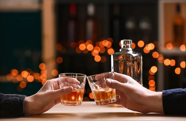 Whiskyprovning, glas i varmt ljus