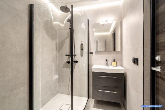 Hotellets korridor med varmt ljus