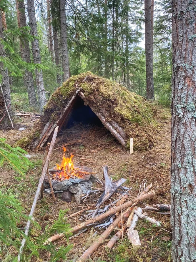 Vildmark & bushcraft, timmerstuga vid klippkant