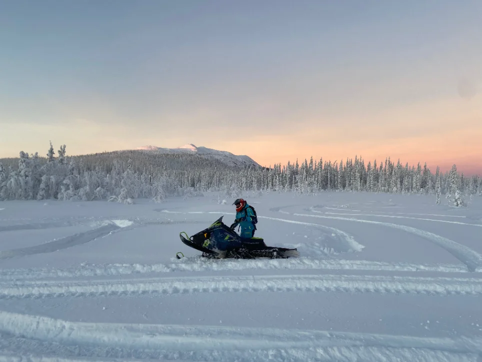 Freeride, skoter i djup lössnö