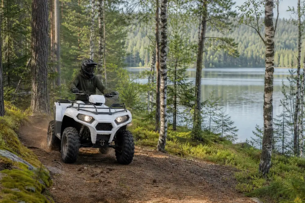 Fyrhjuling, ATV på grusväg genom skog