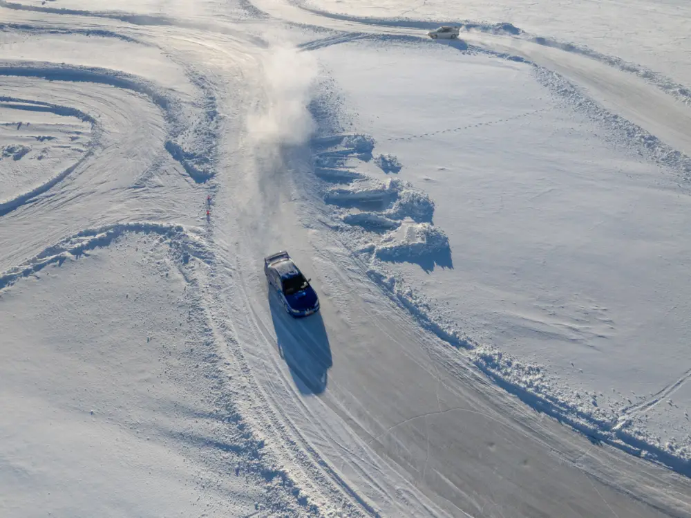 Isdrifting, bil i drift över sjöis