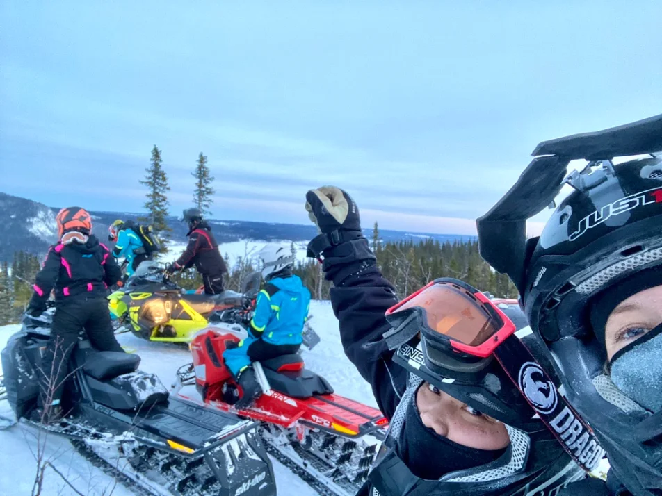 Guidad skotertur, grupp på fjället, blå himmel
