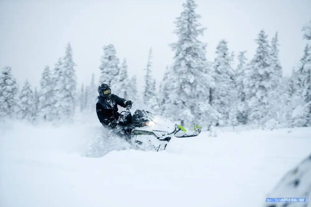 Freeride, skoter i djup lössnö
