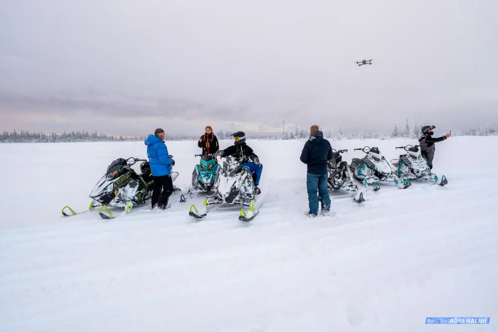 Guidad skotertur, grupp på fjället, blå himmel