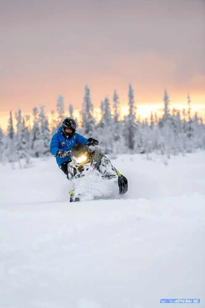 Freeride, skoter i djup lössnö