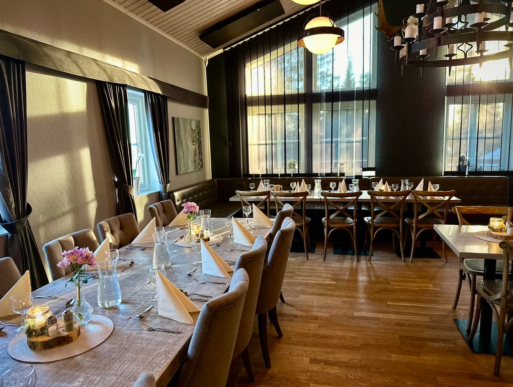 Restauranginteriör, kvällsbord, varmt ljus