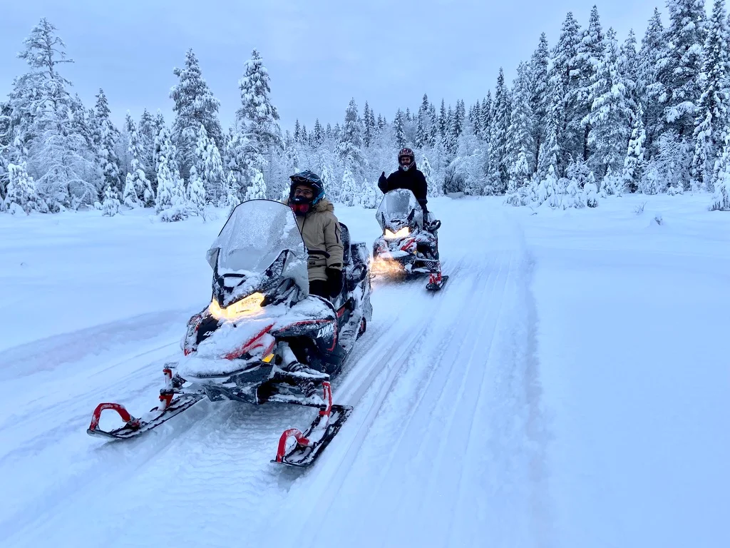 Vinter, skoter i djup lössnö
