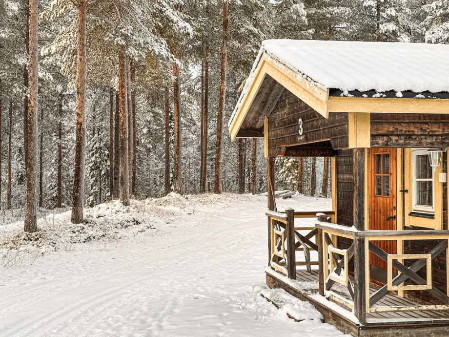 Stuga, röd timmerstuga med veranda
