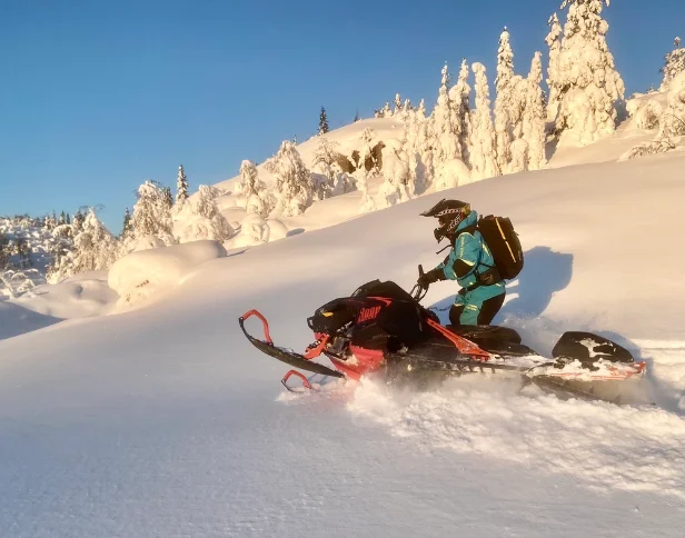 Freerideåkning, skoter i djup lössnö