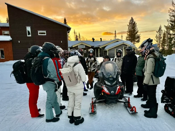 Guidad skotertur, grupp på fjället